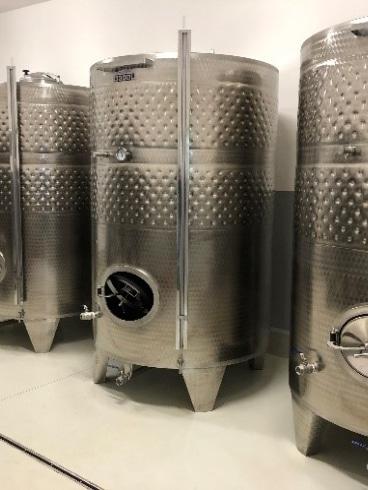 Nerezové sudy v pivnici vinárstca JP Winery