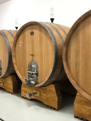 Veľké drevené sudy v pivnici vinárstva JP Winery
