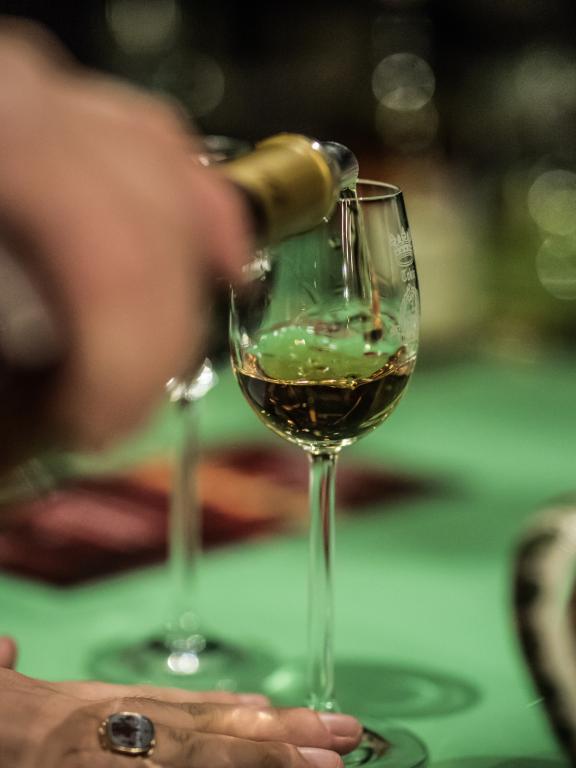 Tokaj & Co - nalievanie tokajského vína do pohára