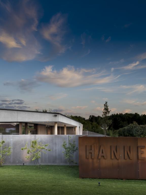 Hannes Reeh - winery from the outside perspective 