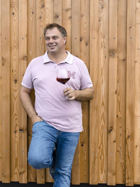 Allacher vinárstvo - vinár s pohárom vína v ruke