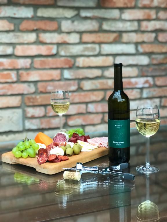Vinárstvo Krmeš - vínko a občerstvenie na degustácii