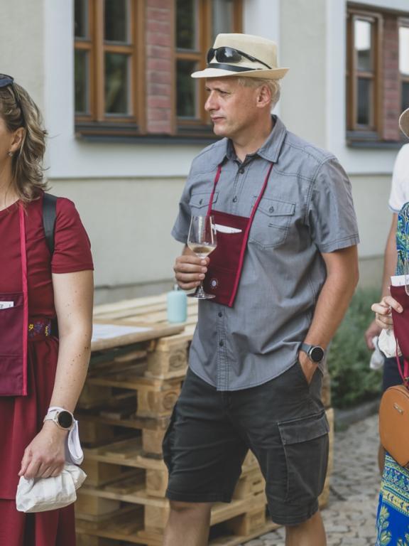 Pekné víno s rozhľadom, prichádzajúci milovníci vína