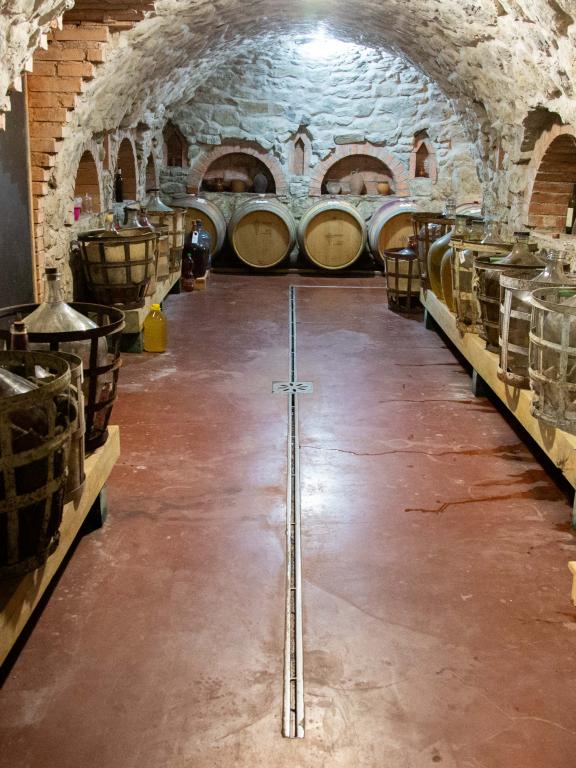 Vinpera vinárstvo v tradičnej sudovej pivnici