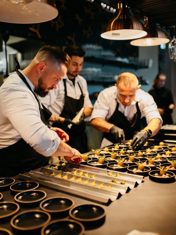 Bistric restaurant - kuchári v akcii
