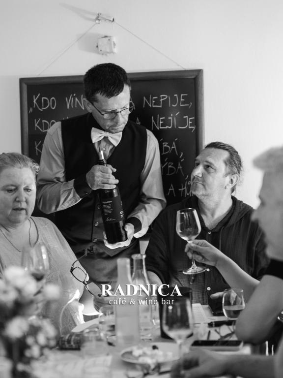 Radnica cafe &amp; wine, vinárska ochutnávka