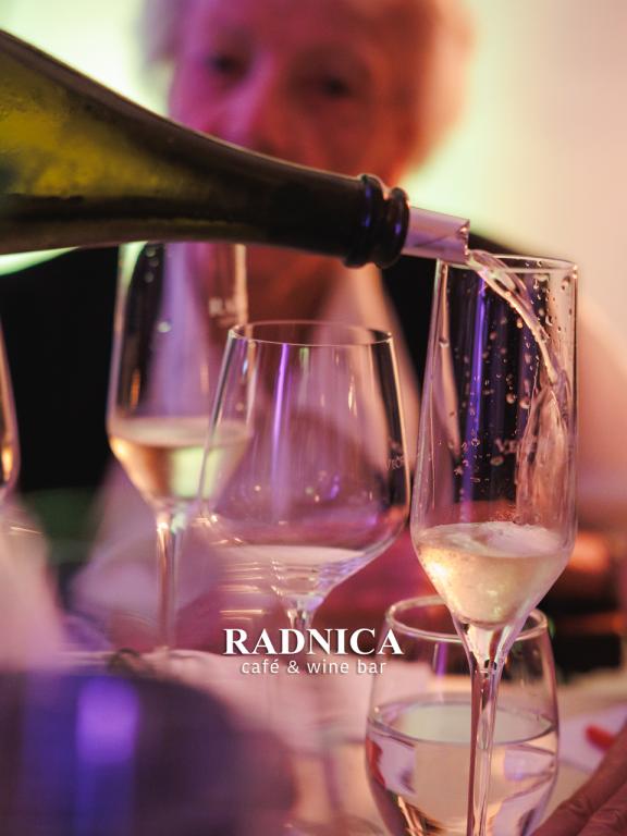 Radnica cafe &amp; wine, nalievanie