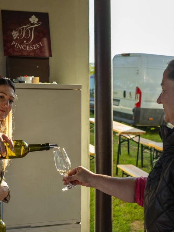 Vínny festival - Bátorové Kosihy - nalievanie vína