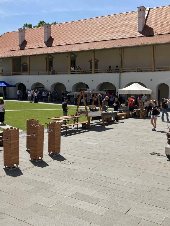 Urban Tokaj - Borša kaštiel, posedenie vonku