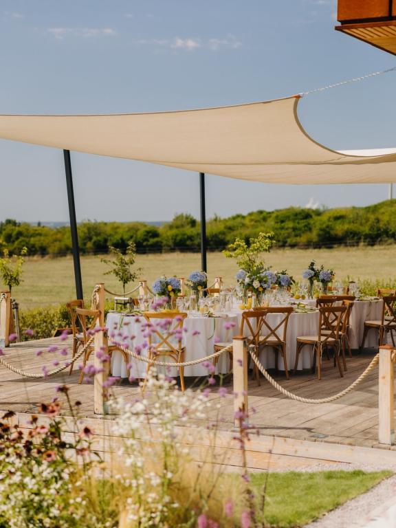 Prestreté stoly na letnej terase vinárstva Frtus Winery s výhľadom do krajiny