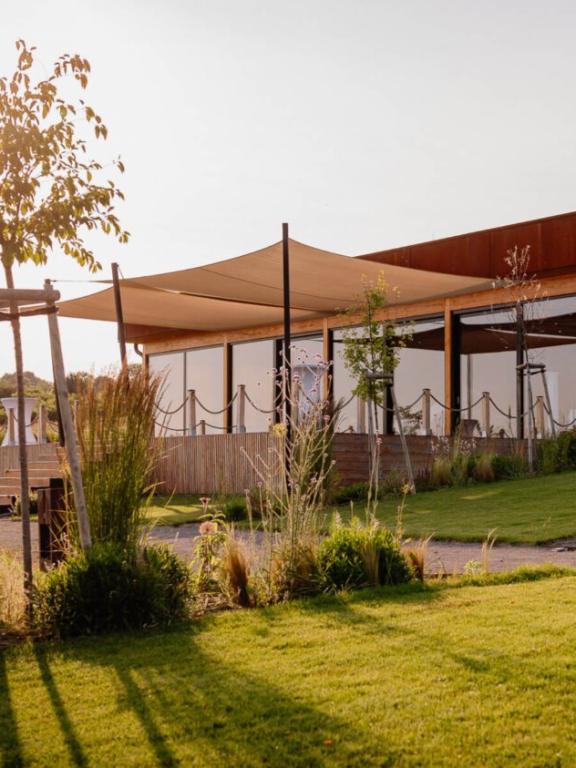 Letná terasa vinárstva Frtus Winery pri západe slnka