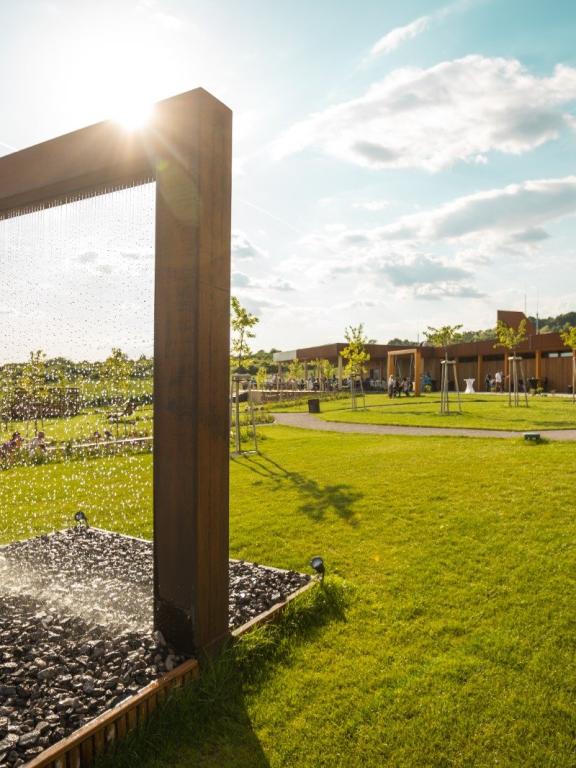 Vodná stena a moderný areál vinárstva Frtus Winery v Rybníku pri Leviciach