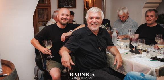Radnica cafe & wine, ľudia na ochutnávke 