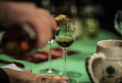 Tokaj & Co - nalievanie tokajského vína do pohára