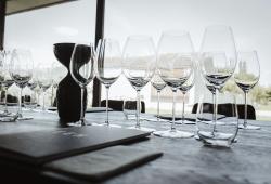 Hannes Reeh-dining and wine tasting indoor 