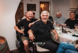 Radnica cafe &amp;amp; wine, ľudia na ochutnávke