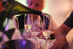 Radnica cafe &amp;amp; wine, nalievanie