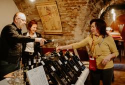 Prešovské vínne pivnice - ochutnávka, nalievanie vína