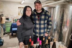 Koštúfka v račanských pivnicách - vinári nalievajú víno