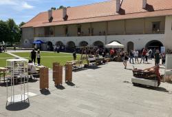 Urban Tokaj - Borša kaštiel, posedenie vonku